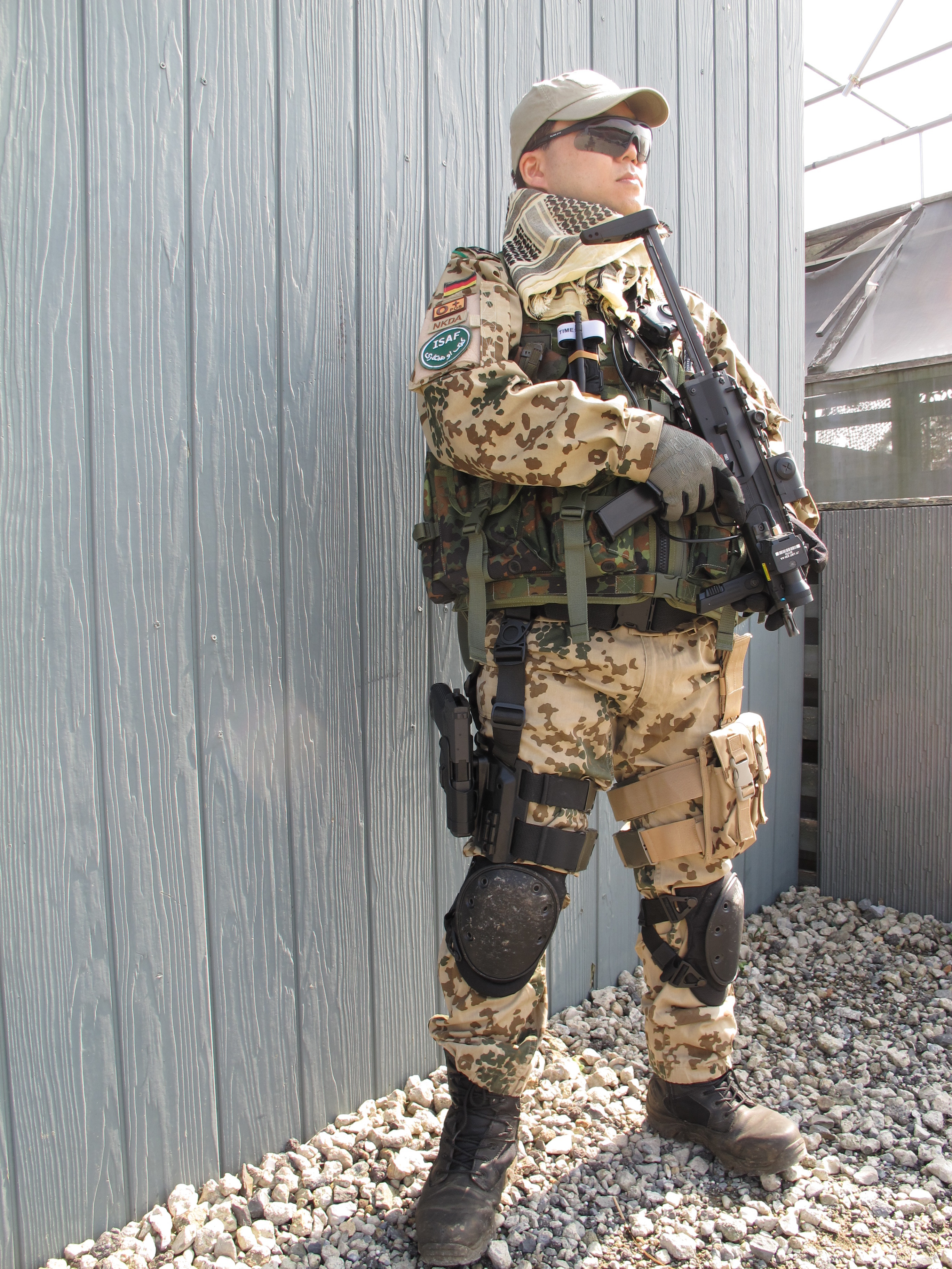 ドイツ連邦軍。迷彩服上下。装備セット。SFOR腕章。帽子。階級章。ポーチ類他。