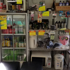 事務所内の販売コーナーです-サバゲ用品-消耗品-飲み物などの画像.jpg